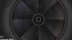 Novinha se exibe e brinca bastante com seus brinquedos