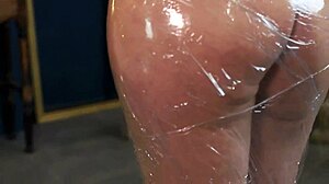 Модел на кастинг в публична гола сцена