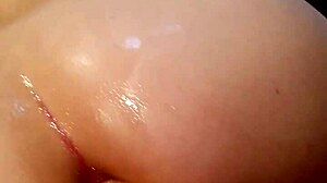 Mąż rucha dupę żony straponem