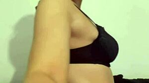 Молодая Милли скачет на дилдо и дико сквиртует на вебку