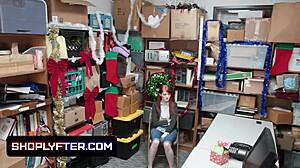 jeg er sjokkert over å se rødhårete krystal orchid strip-søkt backstage. den trange kroppen i kontoret fikk meg vill!