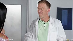 تناكت بعمق من المعالجة جاسمين جاي في مشهد المستشفى