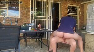 Min väns fru bedrar med fingring och blowjob hemma