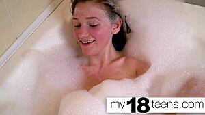 Regarde-moi me branler dans le bain, chérie