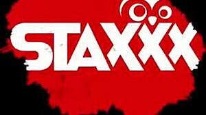 Secrétaire asiatique jouée pendant un appel téléphonique dans une orgie de bureau