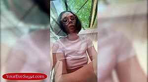 Horny Stesøs Eve Sweet Fanget i At Masturbere på Kamera i Chokerende Video