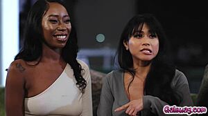 Hei, vrei să vezi Mocha Menage într-un trio fierbinte cu Bella și Ember?