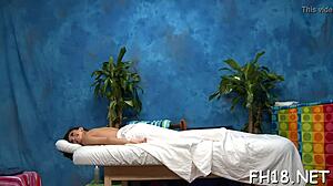 Kuuma 18-vuotias tyttö muuttaa eroottisen hieronnan höyryäväksi vanha-nuori 18+ leikiksi