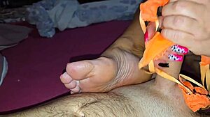 Rakastan, kun äitipuoli antaa minun laueta seksikkäille pikkuhousuilleen