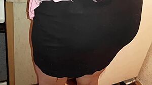 Suis-je folle de me masturber près de ma belle-mère dans la cuisine ?