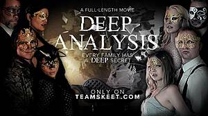 Étudiante avec cul parfait se glisse sous la table pour sucer la bite de beau-papa pendant que belle-maman regarde