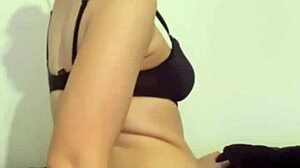 Молодая Милли скачет на дилдо и дико сквиртует на вебку