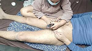 어, 계모가 내 자지 털 트리밍해, 너무 이상해!