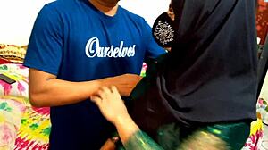 معلمة هندية في الكلية تتعرض لأفعال حارة مع طالبها