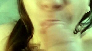 Latinská tínedžerka 18+ Talia dostáva tvrdé face fucking a silne strieka!