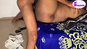 Bonne avec un gros cul penchée pour une baise rapide par le mari