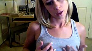 Kylie viser sin perfekte krop på webcam med fristende berøringer