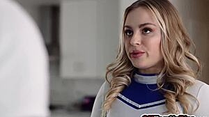 सौतेला भाई बड़ी गंद चीयरलीडर टीना ऐना क्लेयर क्लाउड्स को धक्का देता है