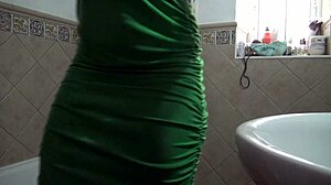 Η μητριά κάνει ακόμα ντους στον γιο του συζύγου καθημερινά σε απαγορευμένο ερασιτεχνικό οικογενειακό κλιπ