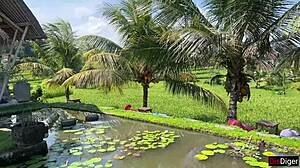 Cumwalk vo verejnej kaviarni, jedenie cestovín so spermatom na tvári.