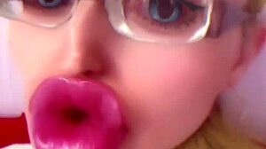 커다란 핑크 입술로 크로스드레싱 빔보를 페티시 섹스 인형으로 변신