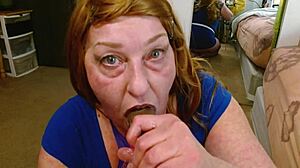 امرأة أعمال ذات شعر أحمر توظف مرافق لفعل فمي مكثف