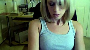 Kylie viser sin perfekte krop på webcam med fristende berøringer