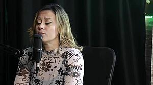 Eks-BBB-stjerne avslører starten i innholdsskaping i gjennomsiktig rødt