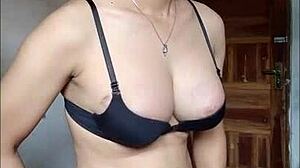 Asiatisk shemale med stora tuttar onanerar till cumshot.