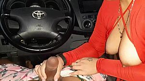 Słodka laska daje mokrego lodzika w samochodzie