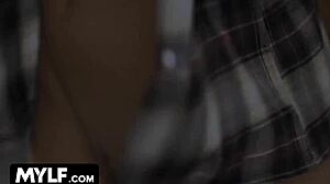 Mylf JC Wilds viser sine færdigheder i dampende gruppebadscene