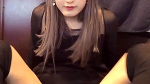 美しいレディボーイガールが素晴らしいソロクリップでオナニー