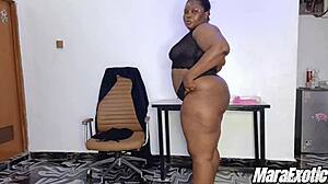 Exotische Mara squirt met vibrator op tafel in netkousen