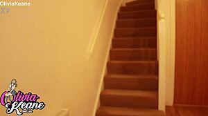 Bionda babysitter 18enne con occhi azzurri si scatena in lingerie cosplay