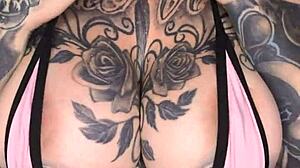 メロディ・ラドフォード、マイクロビキニでセクシーポーズ