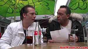 Хеј, хоћеш да видиш Адама како му лижу пићку у врућем 69 акцији са туристкињом?