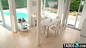 Küçük İtalyan anal aşığı Martina Smeraldi komşunun büyük sikini istiyor