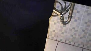 하녀가 젊은 남자에게 세게 박혀