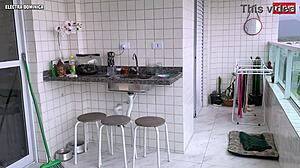 Contratei essa empregada que delícia ver ela com esse shorts eu não consigo me segurar