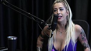 Clientes regresan por más que sexo con Julia Fontanelli en rojo transparente