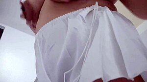 Horny latinská holka v prádle má nekonečné orgasmy, když se dívají sousedi?