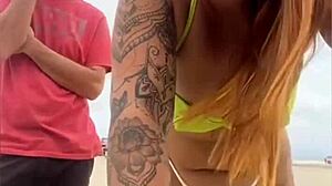 यंग अफ्रीकन एक्सिबिशनिस्ट बीच वेंडर को पस्सी फ्लैश कर रही है