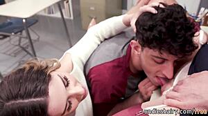 Hvorfor giver Nozomi Hazuki blowjob til to fyre før hun bliver naglet?