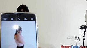 Putain ! La Britannique bien roulée suce le nul avec talent !