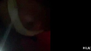 アマチュア指マン、ミニスカートの下でパンツ露出！