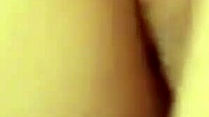 已婚埃及妻子从男友朋友那里接受两次射精，无码肛交。她的男人还不知道。