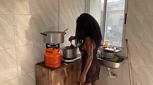 नवविवाहित जोड़े की शादी के बाद किचन में इंटेंस इंटिमेसी