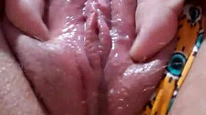 Držím si klitoris a prichádzam tak silno!