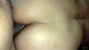 Degetare intensă a pizdei prietenei obraznice și fierbinți duce la futut în poziție dognstyle aplecată pe fundul ei mare