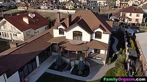 Молодая жена интенсивно трахает охранника в ночь Хэллоуина пока муж в отъезде